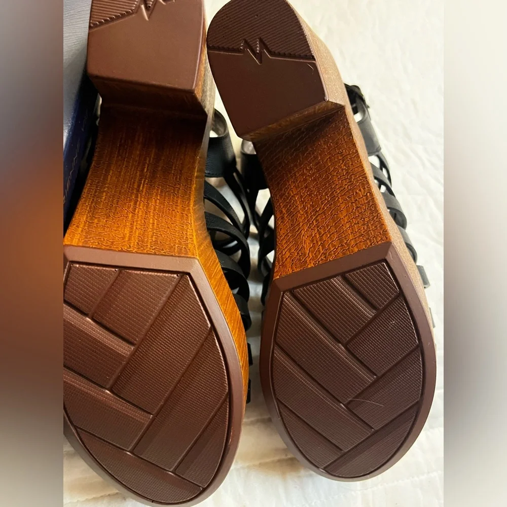 White Mountain Alliance black block heel sandal Excellent nwt